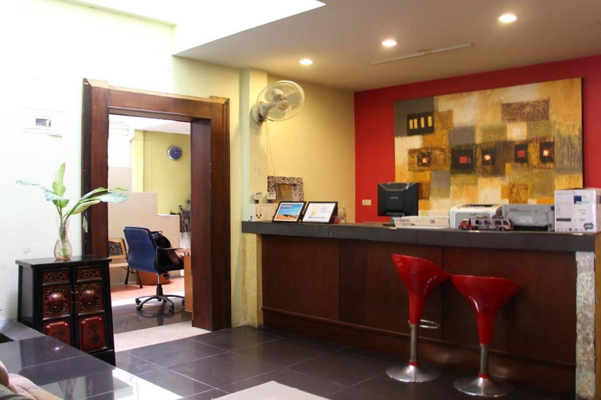 Oyo 1054 Phuket Backpacker Hostel Eksteriør billede
