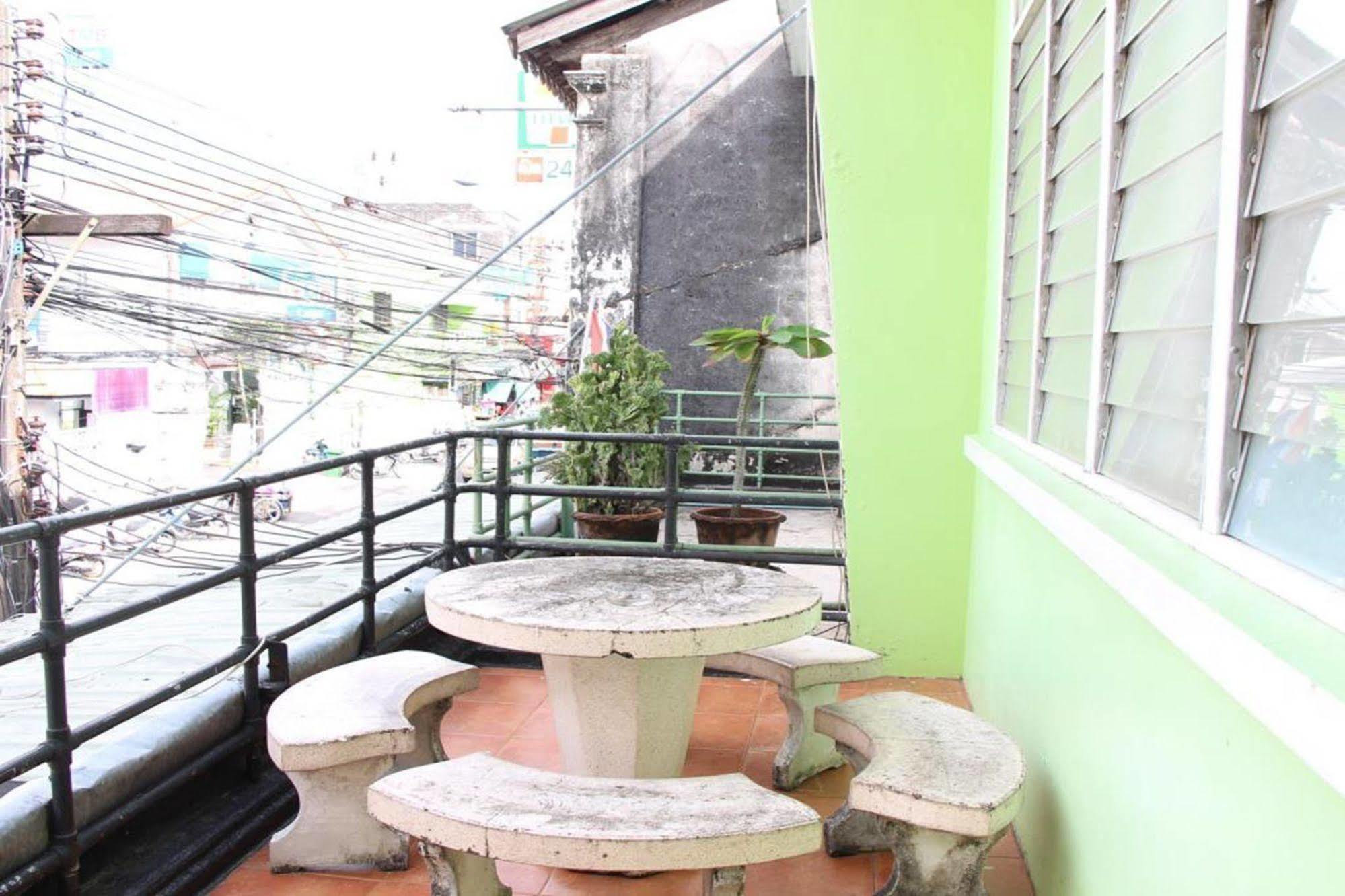Oyo 1054 Phuket Backpacker Hostel Eksteriør billede